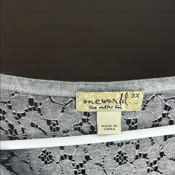 One World Gray V-Neck Women's Top - Picture 3 of 4